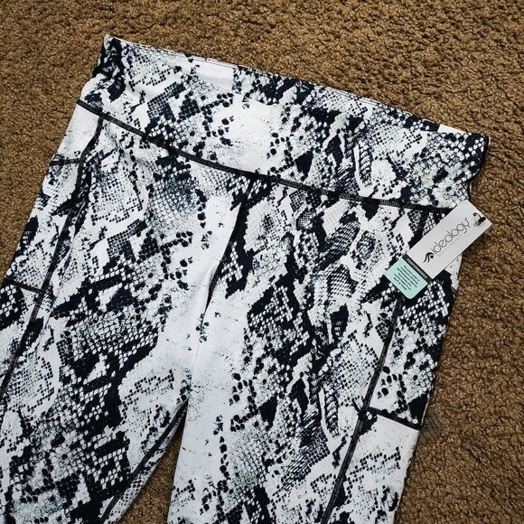 Ideology High Rise Side Pocket Snake White Crop Plus Size Leggings -I - Picture 2 of 10